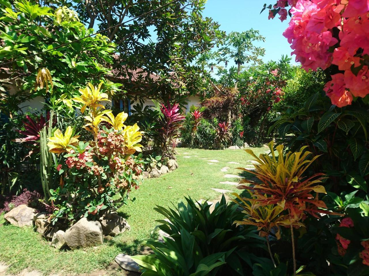 Same Same Bungalows Kuta  Exterior photo