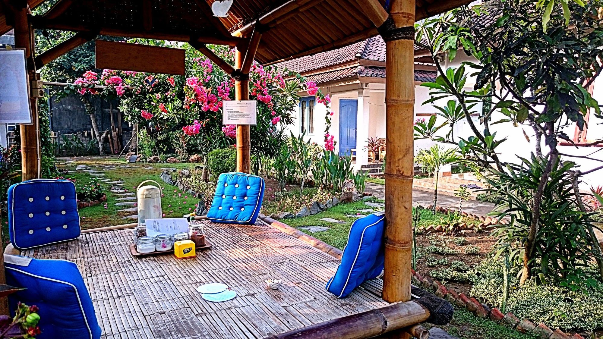 Same Same Bungalows Kuta  Exterior photo
